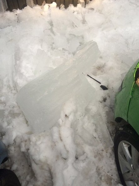 Пр. Металлистов, 85. Глыбы льда упали с крыши и повредили машину: разбита фара, бампер. Выглядит так...