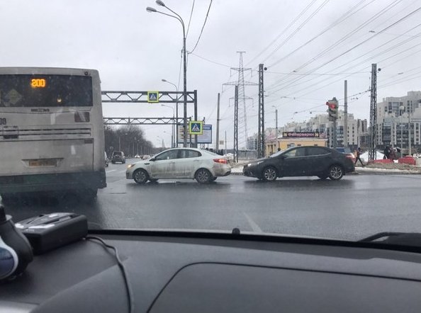 Нашли друг друга на Петергофское/Гарькавого. Стоят уже минимум час, мешая всем вокруг.