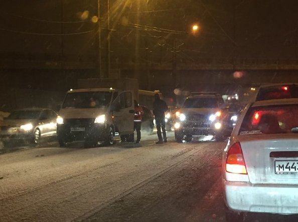 На проспекте Обуховской обороны, не доезжая до моста А, Невского, стоят три машины, пробка просто ч...