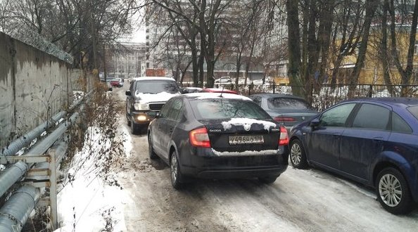 Сегодня утром было противостояние в одном из дворов. Два не спешащих водителя решили померится у ког...