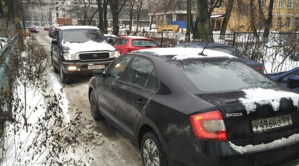 Сегодня утром было противостояние в одном из дворов. Два не спешащих водителя решили померится у ког...