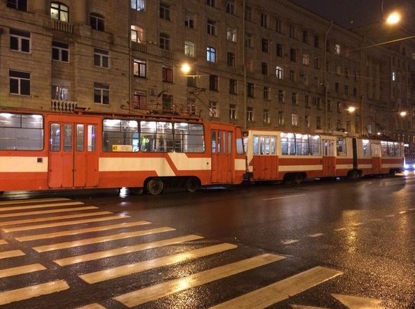 На Светлановской площади трамвай сошел с рельсов. Троллейбусы стоят, не могут объехать. Со стороны П...