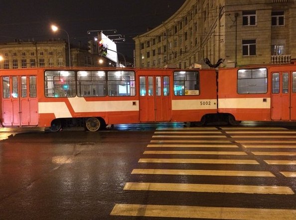 На Светлановской площади трамвай сошел с рельсов. Троллейбусы стоят, не могут объехать. Со стороны П...
