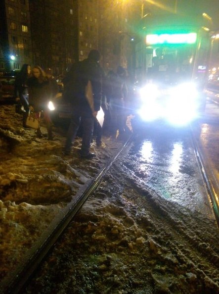 Трамвай врезался в приору около перекрестка Косыгина/наставников