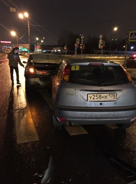 ДТП с тремя на углу Оптиков и ул.Гаккелевская, водитель на Ford Focus влетел в стоящие на красный ав...