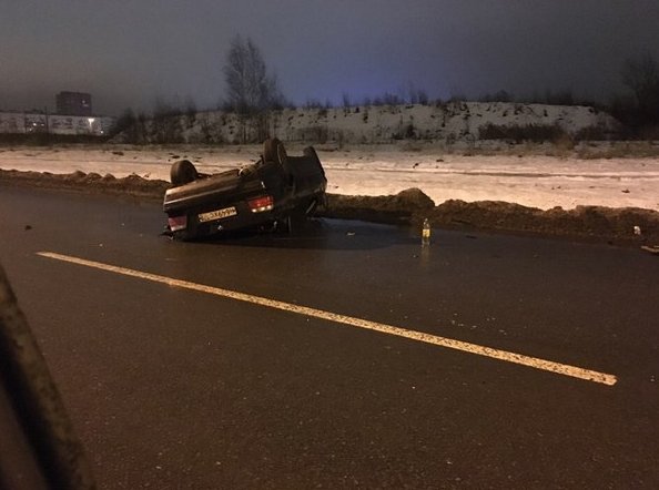 На Солидарности перед переездом перевернулся автомобиль