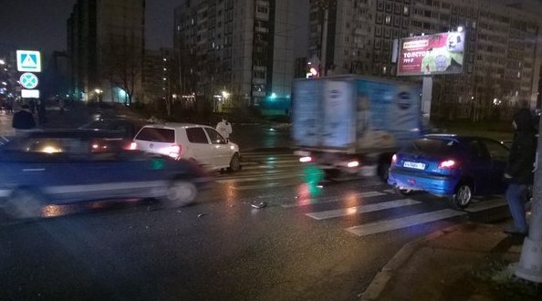 ДТП на перекрестке Планерной и Камышовой