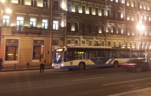 Два троллейбуса забодались на Невском у метро пл. Восстания, в итоге Тролза 11-маршрута засадила в з...