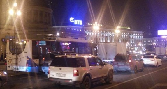 Два троллейбуса забодались на Невском у метро пл. Восстания, в итоге Тролза 11-маршрута засадила в з...