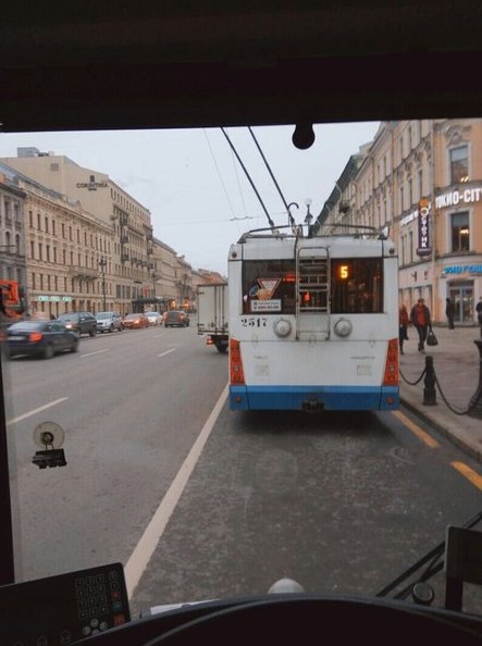 На Невском пр встали все троллейбусы в обе стороны,оборвана сеть. Аварийка на месте.