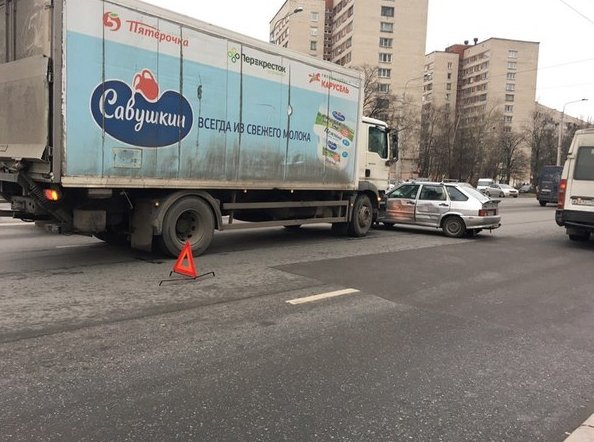 На Лёни Голикова (угол с Ветеранов) фургон испортил ваз 2114 , стгят в сторону центра. Пробки нет.