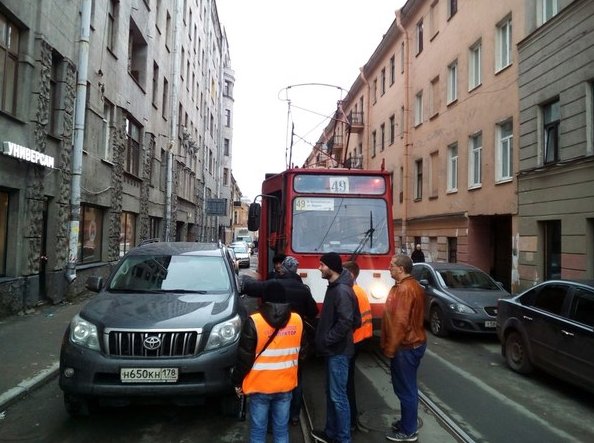 Автоледи на Свечном неудачно припарковалась. Трамвай стоит. Ждём