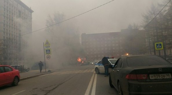 На пересечении 28й линии В.О. и пл.Собчака в 12:20 загорелся эвакуатор с машиной на борту! Начинают ...