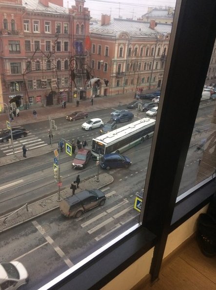 Автобус въехал в две машины, предположительно на красный цвет. Поворот с Лиговского на Рязанский заб...