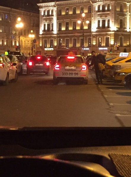 Беспредел на Московском вокзале,на бывшей платной парковке. Одни таксисты. Стоят по два часа,ждут кл...