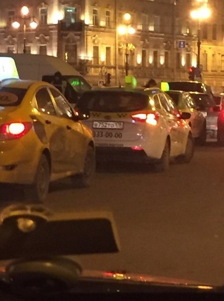 Беспредел на Московском вокзале,на бывшей платной парковке. Одни таксисты. Стоят по два часа,ждут кл...