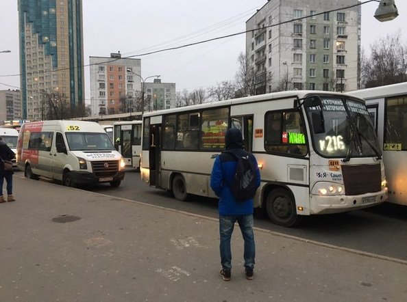 Ст.м. Проспект Ветеранов. 68 автобус боднул при парковке к-216 маршрутку. У маршрутки вывернуто зерк...