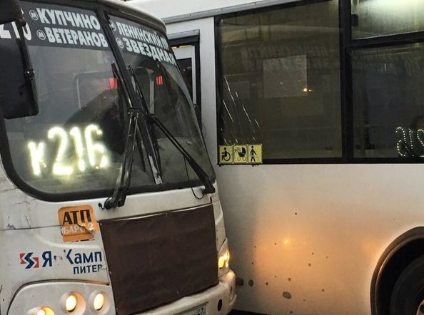 Ст.м. Проспект Ветеранов. 68 автобус боднул при парковке к-216 маршрутку. У маршрутки вывернуто зерк...