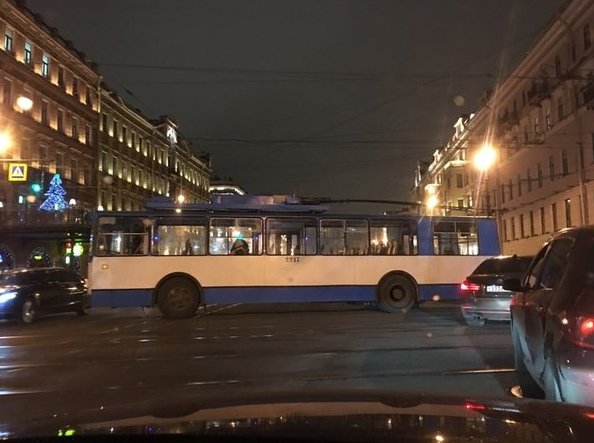 На пересечении Невского и Литейного сломался троллейбус. Пробка от площади восстания.