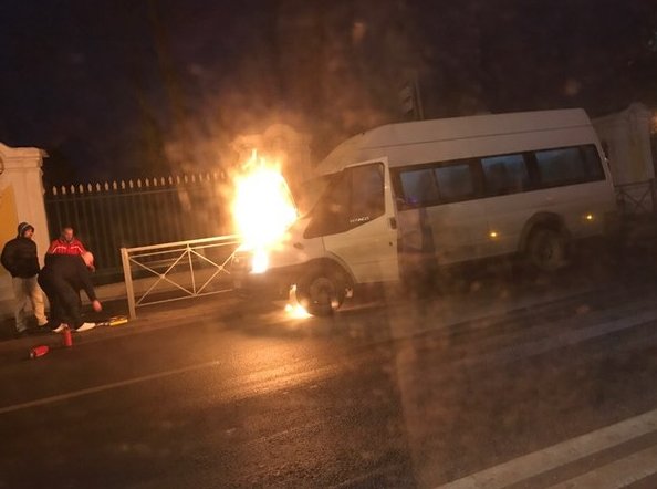 На Петергофском шоссе ,напротив парка горит маршрутное такси.