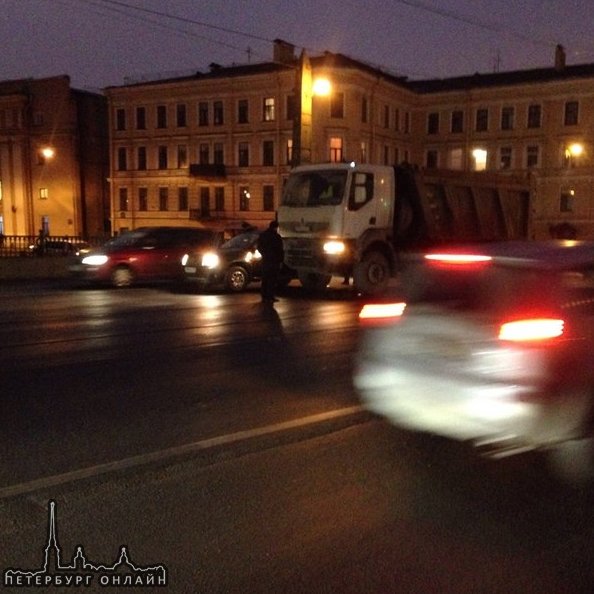 НА Египетском мосту легковушка прижалась к самосвалу