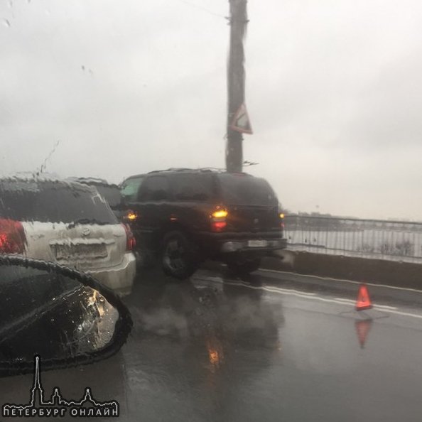 Аутлендер прижал Шевроле на Большеохтинском мосту,