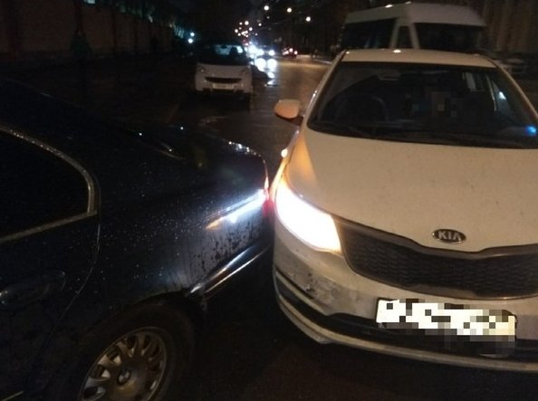 На ул.Решетникова,13, поворот на Мариинскую ул. BMW пропускал пешехода, KIA не среагировал и в'ехал....