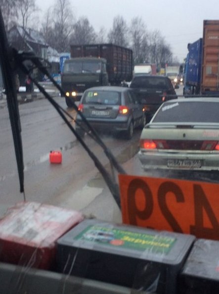 В янино целовашки, стоят скучают. Пробка от заправки татнефть со стороны Колтуш