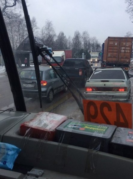 В янино целовашки, стоят скучают. Пробка от заправки татнефть со стороны Колтуш