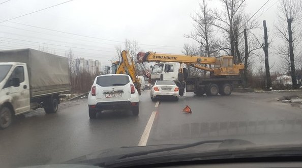 На выезде из Рыбацкого перед жд переездом Мерс цэшка влетел выезжающий со второстепенной Маз кран. С...