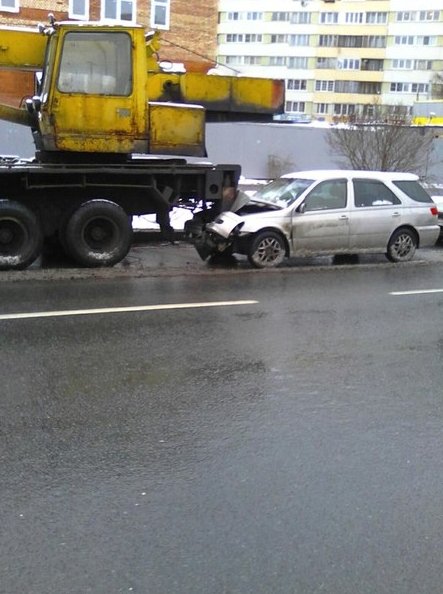 На улица Есенина автомобиль врезался в автокран