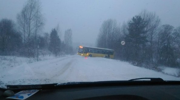 На средневыборгском шоссе между 11м и 12м км развернуло автобус. Будьте аккуратны !!!