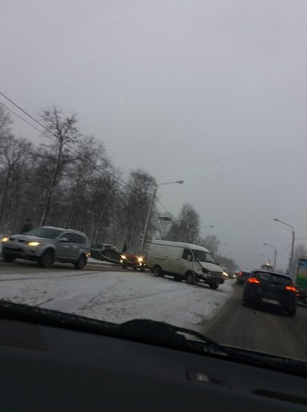 На перекрестке Пионерстроя и Петергофского ш. В сторону Ветеранов.