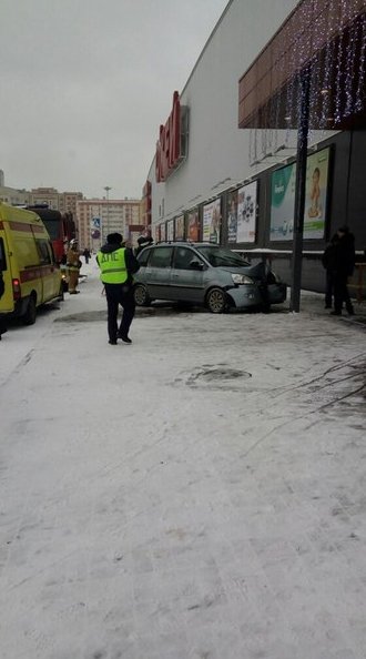 Вешил заехать прямо во внутрь магазина Окей на Богатырском, но помешал столб.