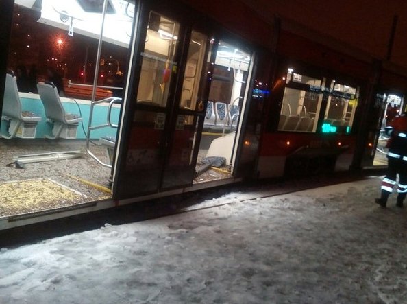 Грузовик Volvo распорол всю бочину трамваю на Руставели у Ленты. Не везет трамваям сегодня. Видео 1...