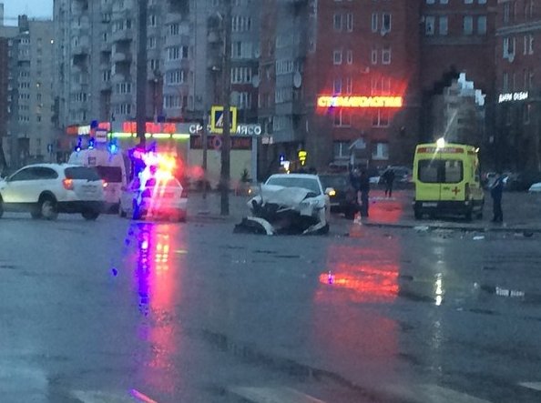 Авария на пересечении Богатырского проспекта и Гаккелевской улицы. Службы на месте.