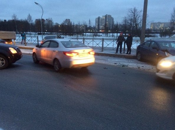 Напротив дома 94 по проспекту Луначарского , автоледи не соблюдала скоростной режим., что привело к ...