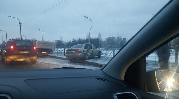 Напротив дома 94 по проспекту Луначарского , автоледи не соблюдала скоростной режим., что привело к ...