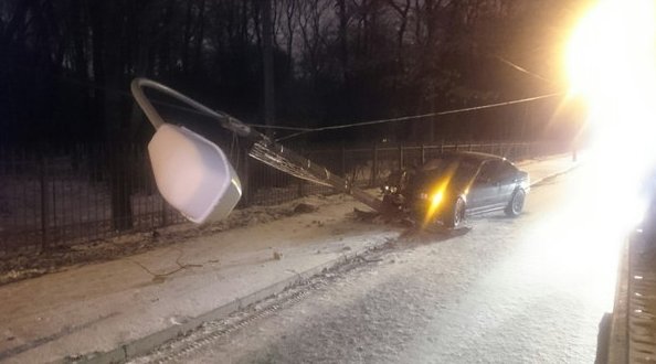 Летчик на BMW положил столб на Новороссийской, не доезжая метров 100 до светофора в сторону карусели...