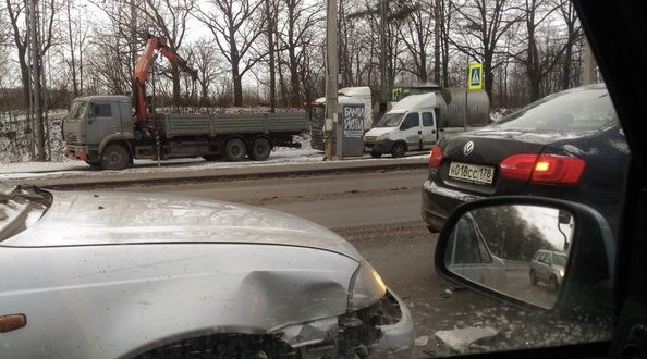 Петергофское шоссе (еще) в сторону Петергофа, пересечение трамвайных путей, любимый двойной светофор...