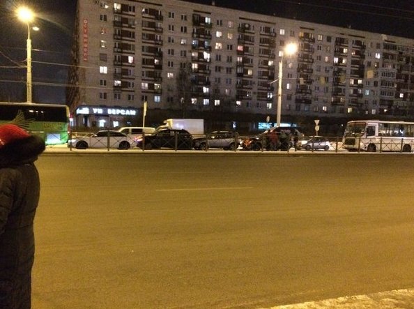 Маршрутка собрала паровозище из четырёх машин и автобуса на Типанова, перед перекрёстком с Космонавт...