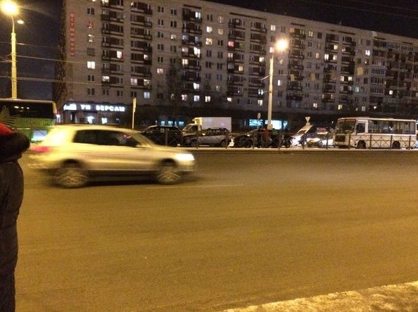 Маршрутка собрала паровозище из четырёх машин и автобуса на Типанова, перед перекрёстком с Космонавт...