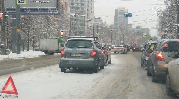 Тормозной путь оказался больше, чем рассчитывал водитель автомобиля сзали , стоят на Тореза на выезд...