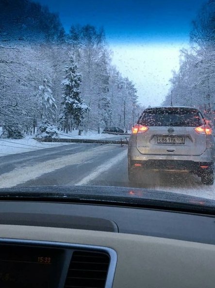 Сломали два столба на Приморском шоссе, в сторону города, немного не доезжая Ольгино Объезд по обоч...