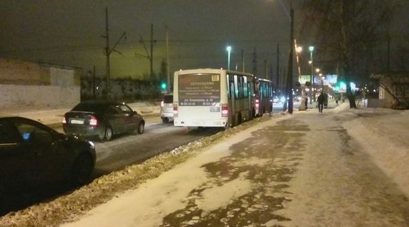 Маршрутка застряла на переезде пр.Наставников - пр. Солидарности. Говорят, заклинило колесо. Пробка ...