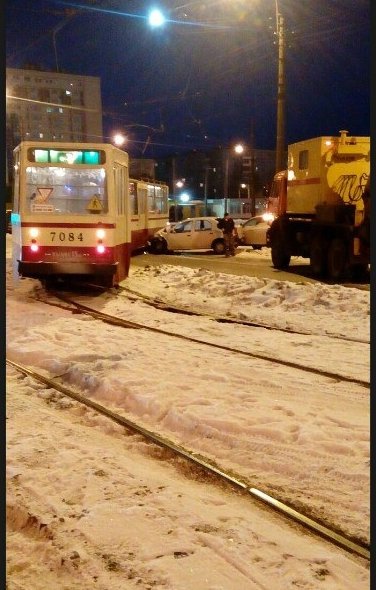 Проспект Солидарности ,легковушка врезалась в трамвай, все трамваи и машины стоят