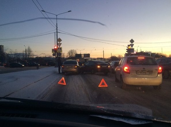 Пересечение северного и культуры !!! Два типа встретились, и в добавок ещё грузовик застрял на рельс...