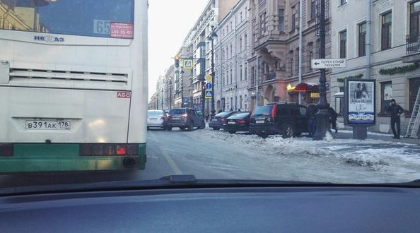 На Невском проспекте, Ниссан, выезжая задом с парковки, задел Солярис, перед Перекупным переулком, в...