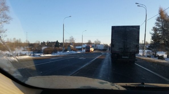 14:30. Перевенулась фура. Трасса е-95. Деревня "новое рахино" Пробка в обе стороны. Местные уже тыря...