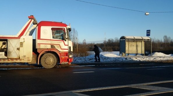 14:30. Перевенулась фура. Трасса е-95. Деревня "новое рахино" Пробка в обе стороны. Местные уже тыря...